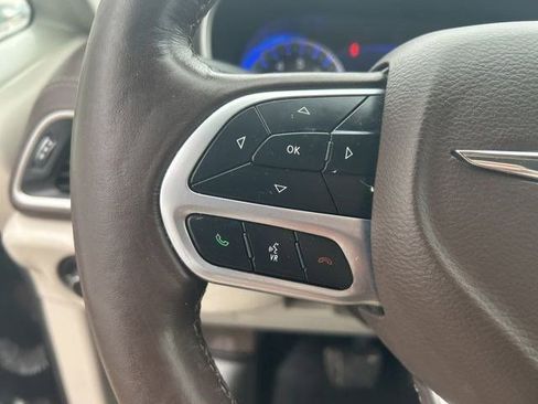 Used 2021 Chrysler Pacifica Touring-L image 17