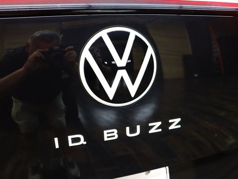 Used 2025 Volkswagen ID. Buzz Pro S RWD image 23