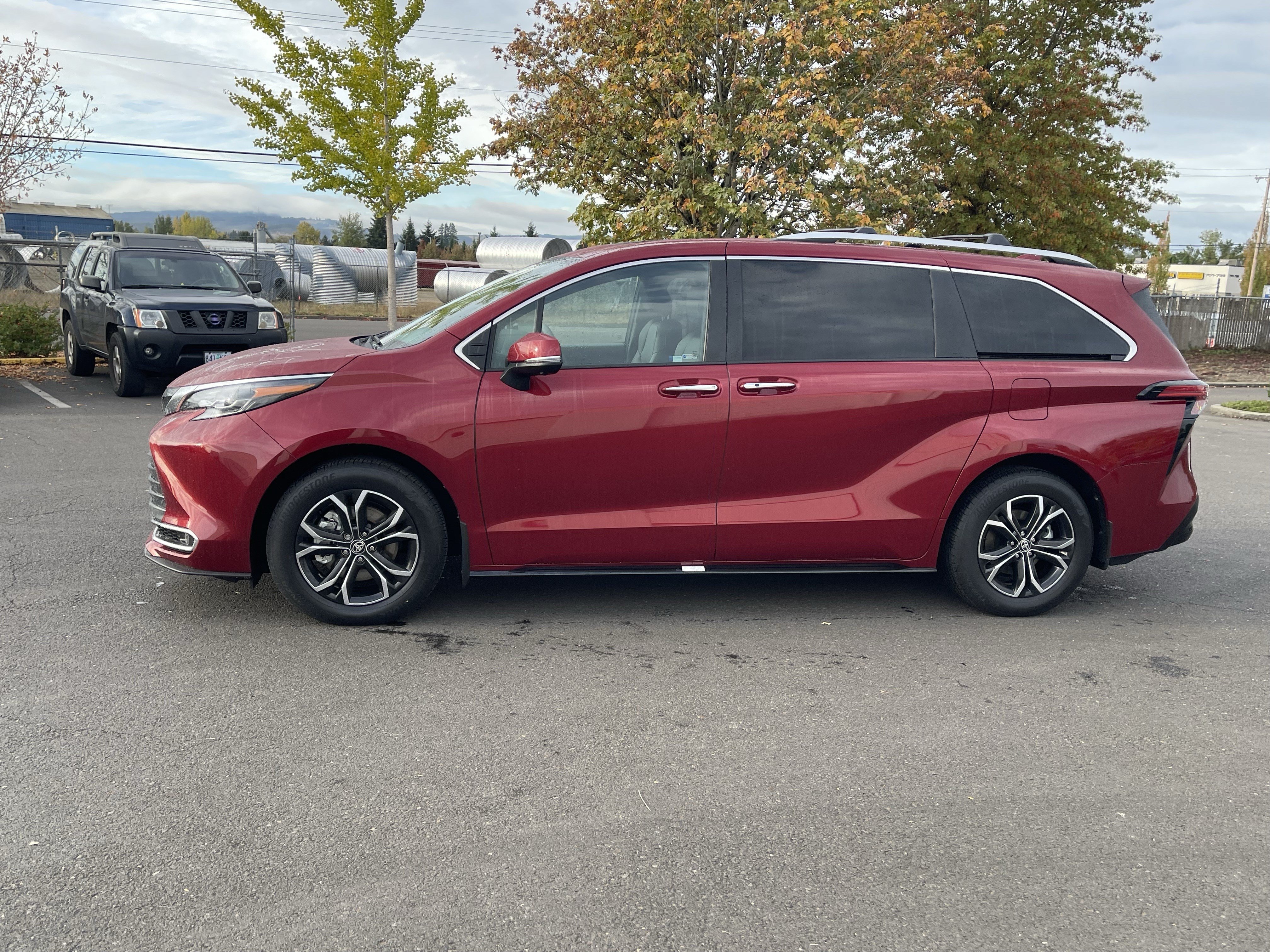 Used 2025 Toyota Sienna Platinum AWD/4WD image 2
