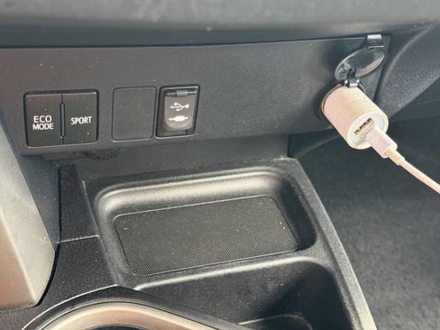 Used 2018 Toyota RAV4 LE w/ All Weather Liner Package FWD image 29