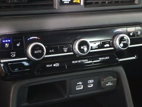 Used 2025 Honda Pilot Black Edition image 27