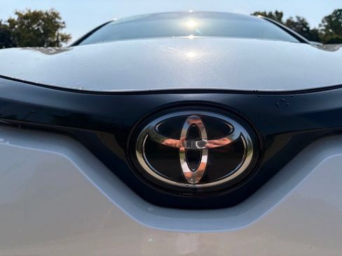 Used 2020 Toyota C-HR LE FWD image 13