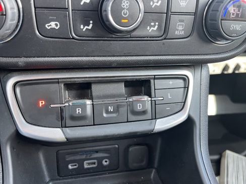 Used 2024 GMC Terrain SLT image 22