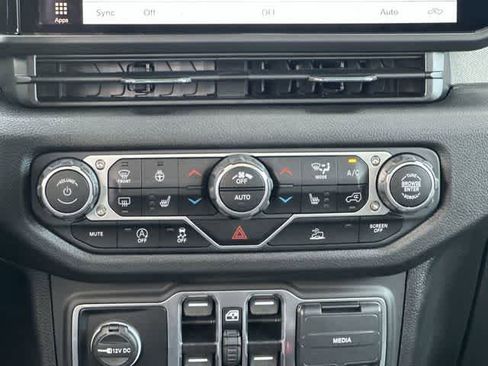 Used 2025 Jeep Gladiator Sport AWD/4WD image 16