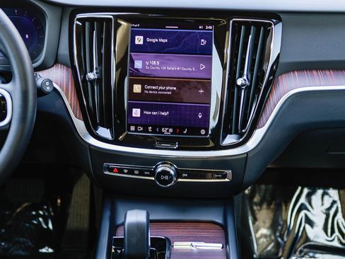 Used 2025 Volvo V60 B5 Cross Country Plus image 14