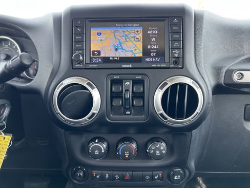 Used 2017 Jeep Wrangler Unlimited Rubicon w/ Connectivity Group AWD/4WD image 26