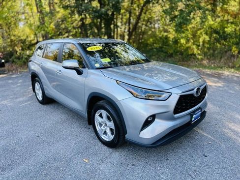 Used 2024 Toyota Highlander LE image 3