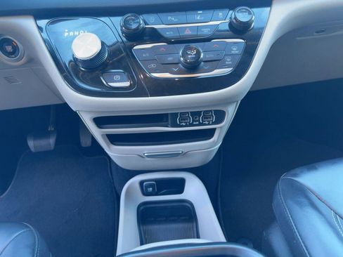 Used 2023 Chrysler Pacifica Touring-L image 23