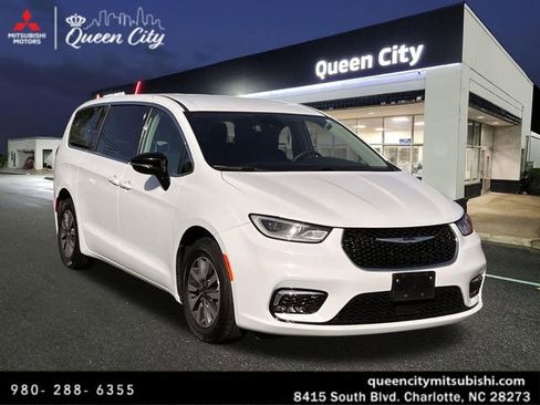 Used 2024 Chrysler Pacifica Select image 1