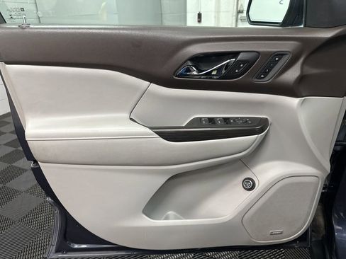 Used 2018 GMC Acadia SLT image 17