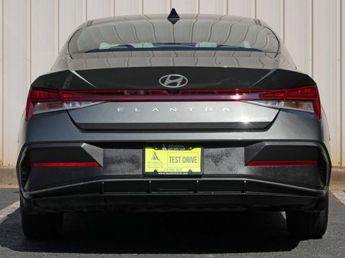 Used 2024 Hyundai Elantra Blue FWD image 10