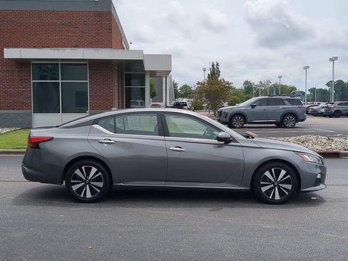 Used 2022 Nissan Altima 2.5 SV FWD image 2