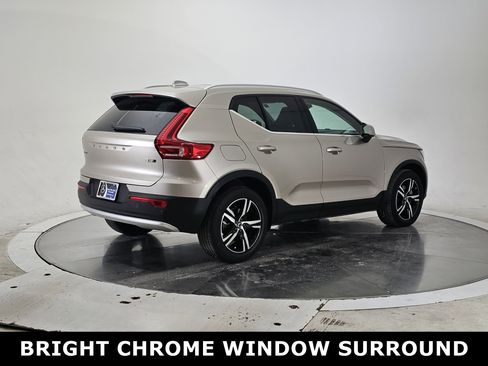 Used 2023 Volvo XC40 B5 Plus image 3