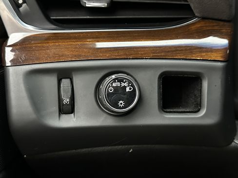 Used 2019 Cadillac Escalade Luxury image 21