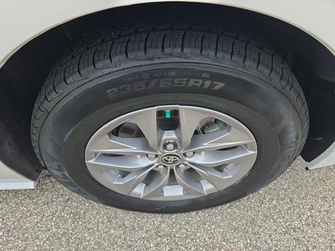 Used 2024 Toyota Sienna XLE image 37