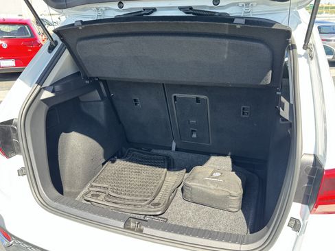 Used 2022 Volkswagen Taos SE w/ Panoramic Sunroof Package FWD image 38