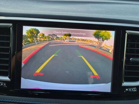 Used 2021 Chrysler Pacifica Touring-L w/ Uconnect Theater Family Group FWD image 14