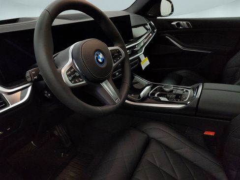 New 2026 BMW X5 xDrive50e image 4