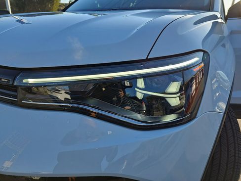 Certified 2025 Volkswagen Taos SE image 30