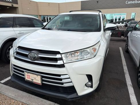 Used 2018 Toyota Highlander Plus FWD image 2