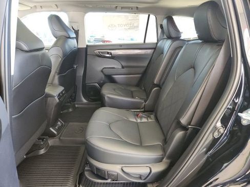 New 2026 Toyota Highlander Platinum image 16