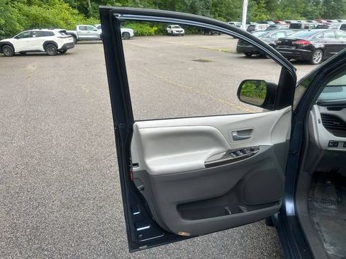 Certified 2017 Toyota Sienna XLE FWD image 28