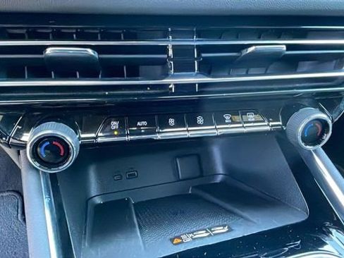 Used 2025 Chevrolet Traverse LT AWD/4WD image 17