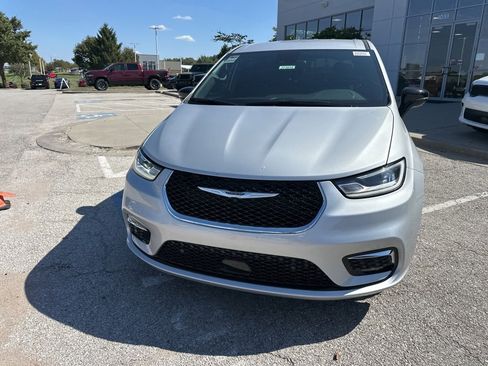 New 2026 Chrysler Pacifica Select image 10