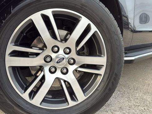 Used 2023 Ford Expedition XLT image 9