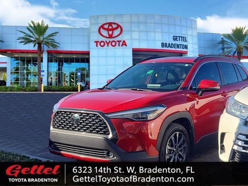 Used 2022 Toyota Corolla Cross XLE image 1