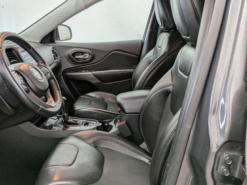Used 2019 Jeep Cherokee Latitude Plus w/ Cold Weather Group AWD/4WD image 3