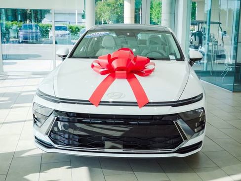 Used 2025 Toyota Camry SE image 8