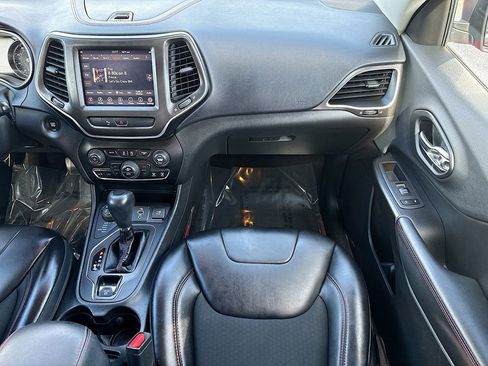 Used 2019 Jeep Cherokee Trailhawk image 17