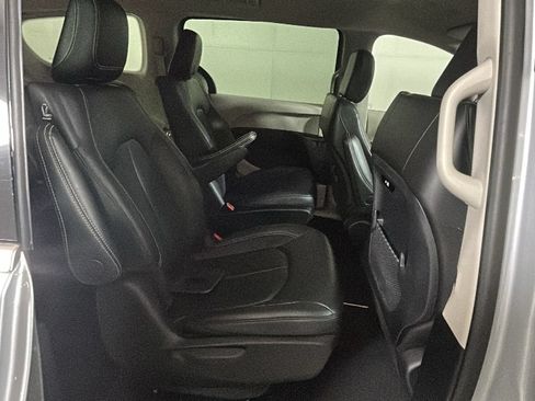 Used 2024 Chrysler Pacifica Limited FWD image 33