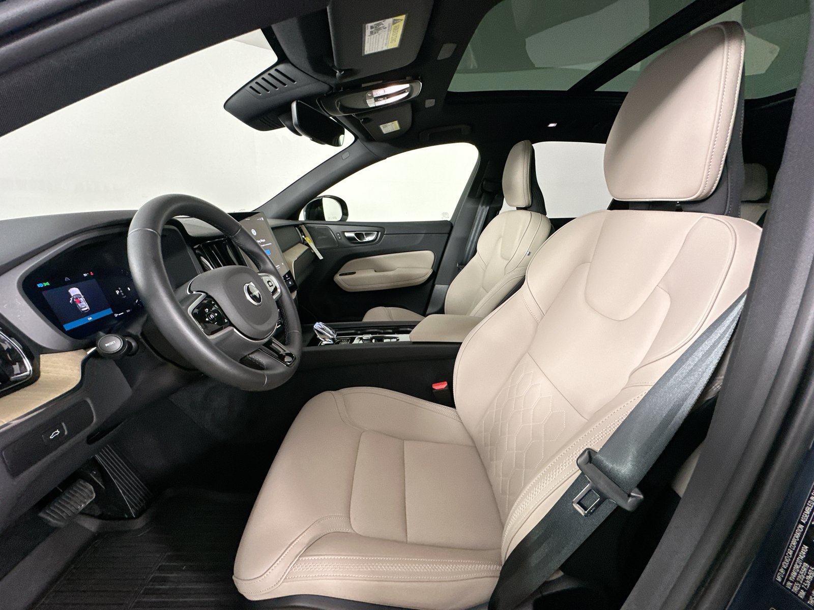 Certified 2026 Volvo XC60 B5 Plus w/ Protection Package Premier AWD/4WD image 32