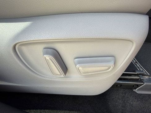 Certified 2025 Toyota Highlander XLE image 31