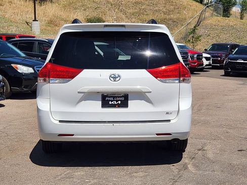 Used 2013 Toyota Sienna XLE FWD image 6