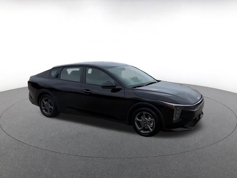 Used 2025 Kia K4 LXS image 2