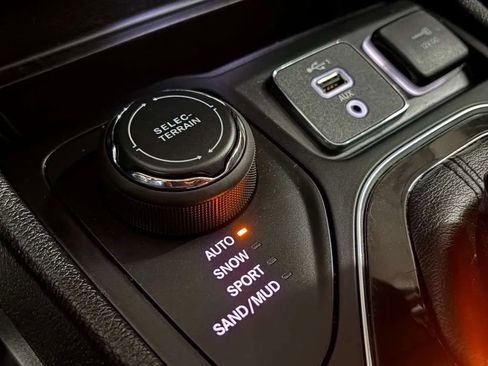 Used 2019 Jeep Cherokee Limited AWD/4WD image 37
