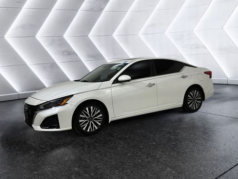 Used 2024 Nissan Altima 2.5 SV w/ SV Premium Package FWD image 3