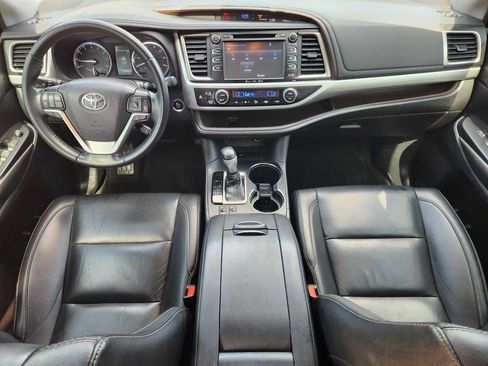Used 2019 Toyota Highlander XLE FWD image 25
