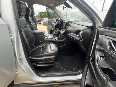 Used 2019 Chevrolet Traverse LT FWD image 16