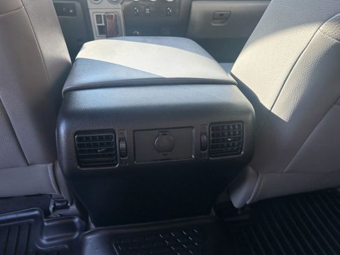 Used 2010 Toyota Tundra Limited image 36