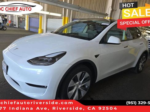 Used 2024 Tesla Model Y Long Range AWD/4WD image 1