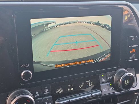 Used 2024 Toyota Highlander LE AWD/4WD image 21