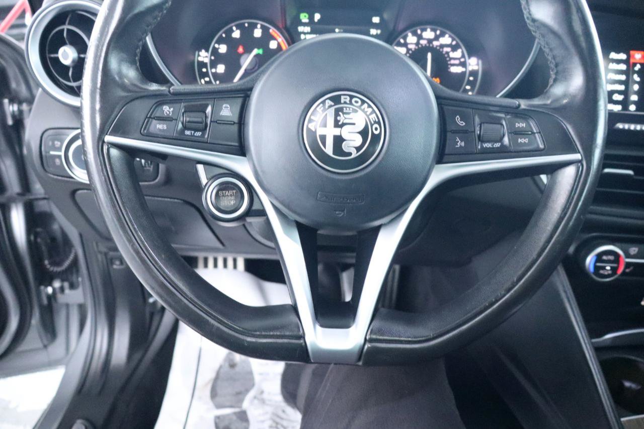 Used 2018 Alfa Romeo Giulia Ti w/ Quick Order Package 22Z Lusso RWD image 26