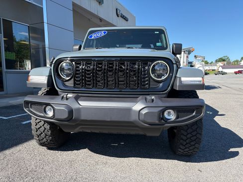 Used 2025 Jeep Gladiator Sport AWD/4WD image 4