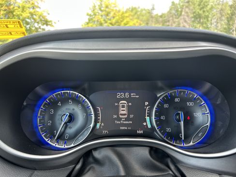 Used 2023 Chrysler Pacifica Touring-L FWD image 12
