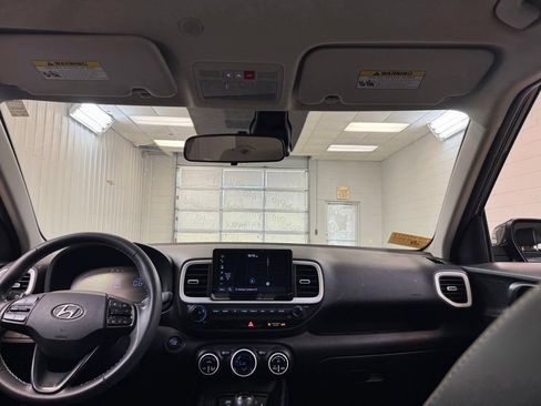 Used 2025 Hyundai Venue Limited FWD image 18