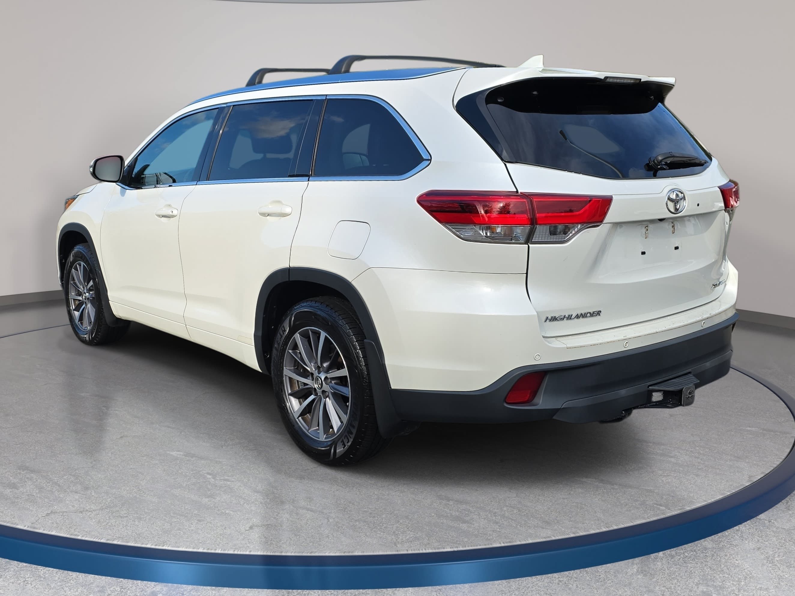 Used 2017 Toyota Highlander XLE AWD/4WD image 7